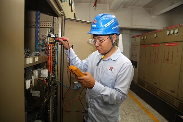 31EBD79581ED54B01BB06FACCBB33FB55.电控人员姜伟.JPG